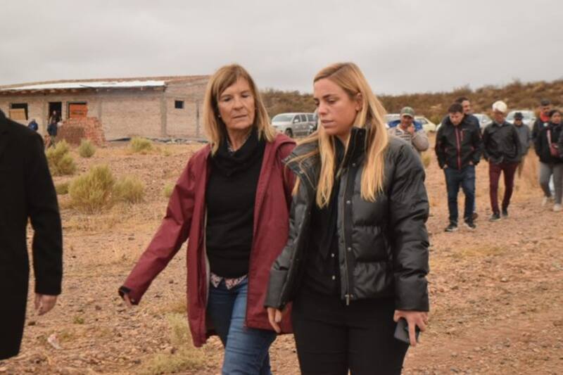Silvia Horne (Vamos con Todos) junto a María Emilia Soria (intendenta) en el Parque de Ladrilleros