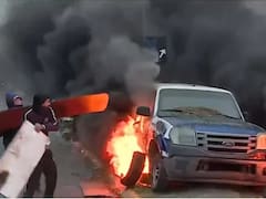 Repartidores incendiaron un patrullero frente a una comisaría al protestar por el crimen de un delivery