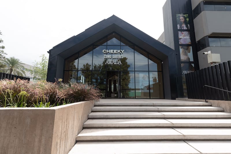 La fábrica cuenta con su propio outlet, que es tanto para empleados, como para el público en general