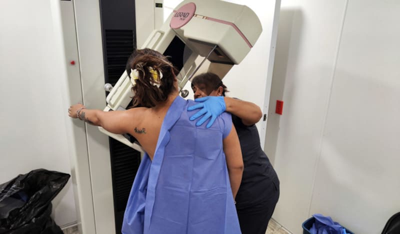 La estrategia PrevenIMSS en Empresas contempla la instalación de módulos de exploración clínica mamaria, capacitación en autoexploración y el despliegue de mastógrafos móviles en centros laborales. (Foto: Archivo)