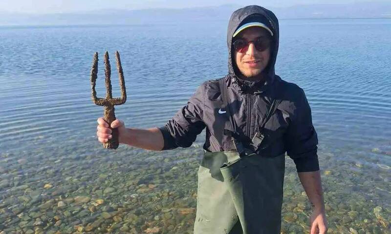 Osman Erim y el tridente. Fuente: National Geographic.