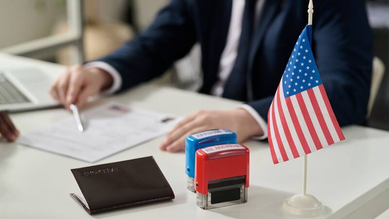 Los Estados Unidos tiene un programa que permite acceder a la residencia sin pisar el país.