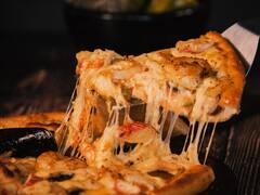 La pizzería histórica de CABA que se destaca por su abundante muzzarella: por cuánto se puede comer