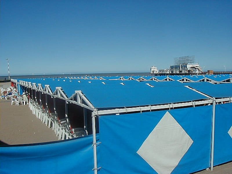 Los precios para alquilar carpas en la Costa Atlántica este verano aumentaron más de un 120% en comparación con la temporada pasada, impulsados por la alta demanda y los costos de operación. (Fuente: Federico Mata en Wikimedia Commons)