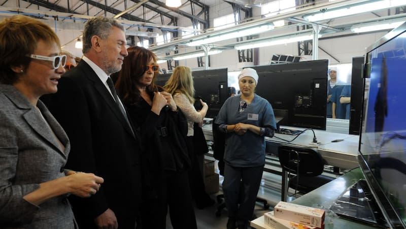 Cherñajovsky junto a la entonces presidente Cristina Fernández en la inauguración de una planta del grupo.