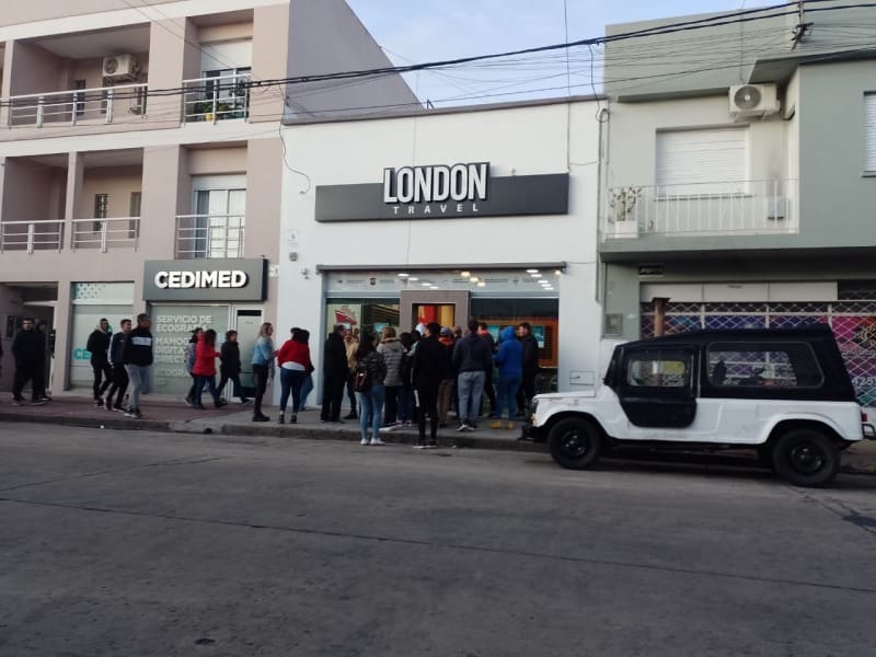 La agencia de viajes de egresados London Travel acumula varias causas judiciales en su contra y está acusada de estafa.