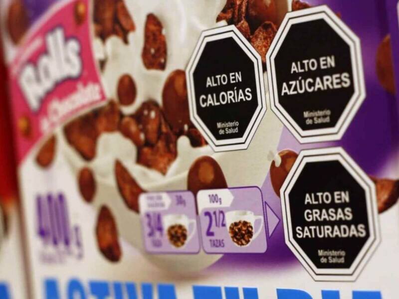 El etiquetado frontal puede ayudar mucho si se quiere evitar los procesados como el JMAF. Foto: Archivo.