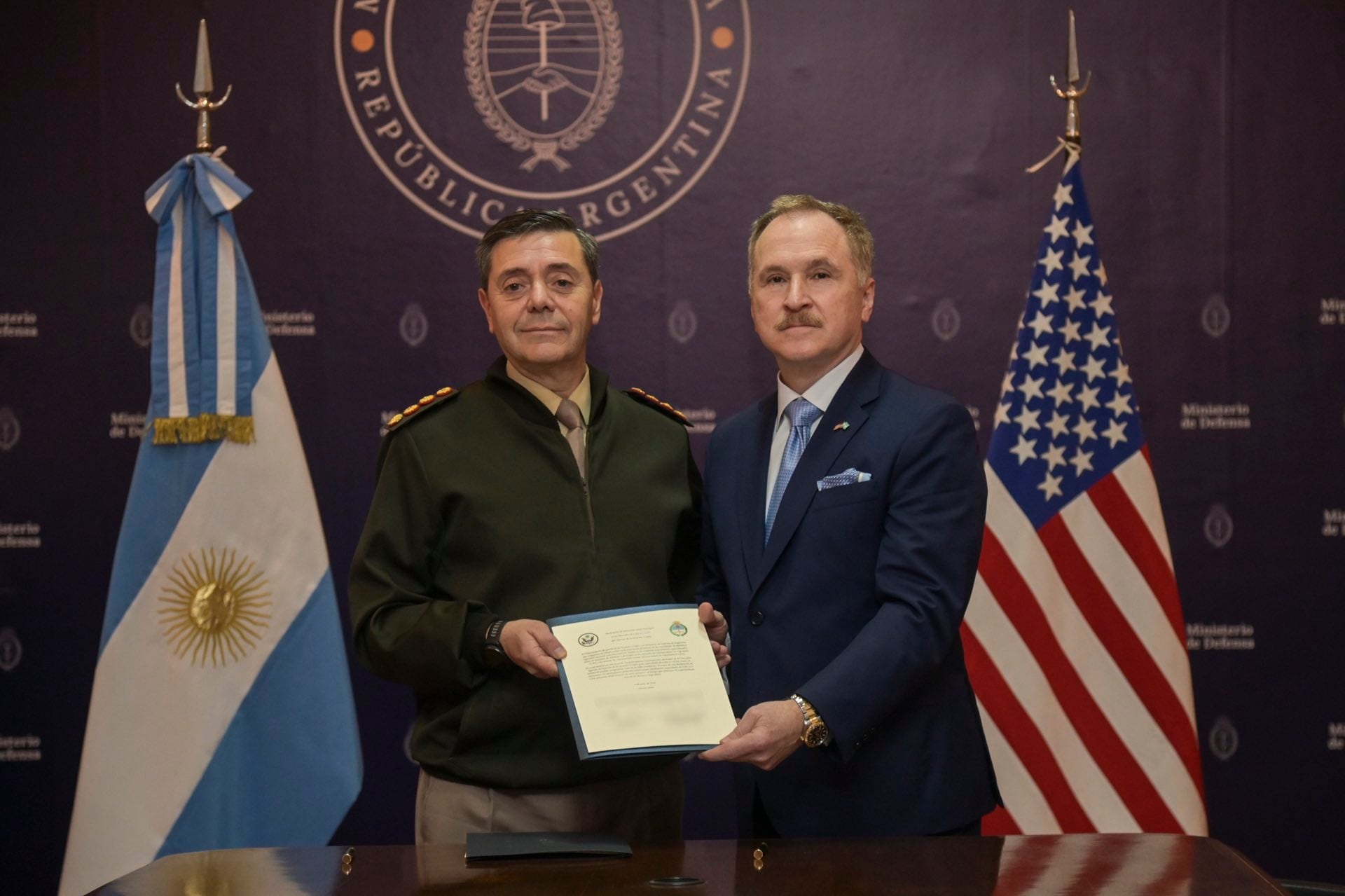 Presti firma dos nuevos acuerdos con EE.UU.: acceso a combustible militar y tecnología de drones