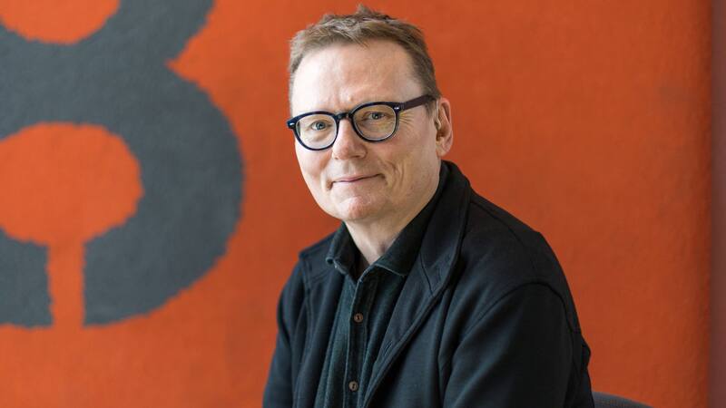 Robinson ganó el Nobel de Economía por sus investigaciones sobre cómo se forman las instituciones y afectan a la prosperidad de las naciones.