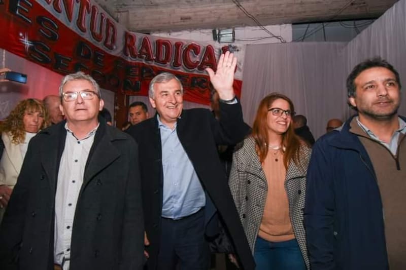 El gobernador de Jujuy, Gerardo Morales, saluda durante un encuentro de la UCR.