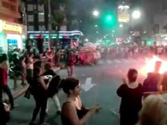 Hubo cacerolazos en distintos puntos del país y una protesta de madrugada en el Congreso