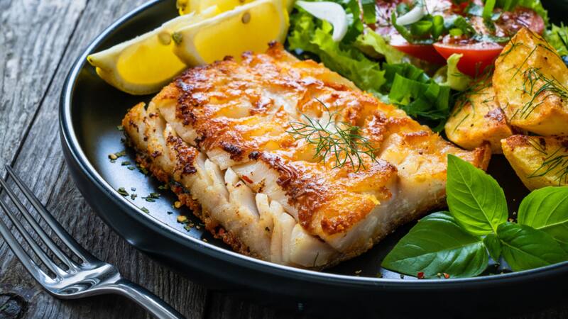 Estos son los pescados que aportan más nutrientes, según Harvard.