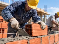 Estados Unidos necesita 349,000 trabajadores de la construcción en 2026: por qué faltan albañiles y electricistas y quiénes son los más buscados