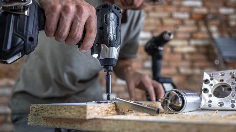 El nivel de ruido de un taladro es un factor importante, ya que herramientas ruidosas pueden ser perjudiciales para la salud auditiva si se usan sin protección.