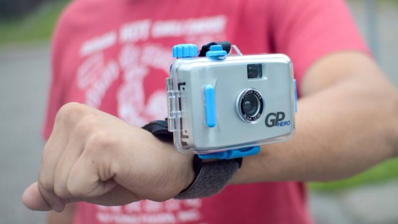 La primera GoPro salió al mercado en 2004 y se ataba a la muñeca con una correa.