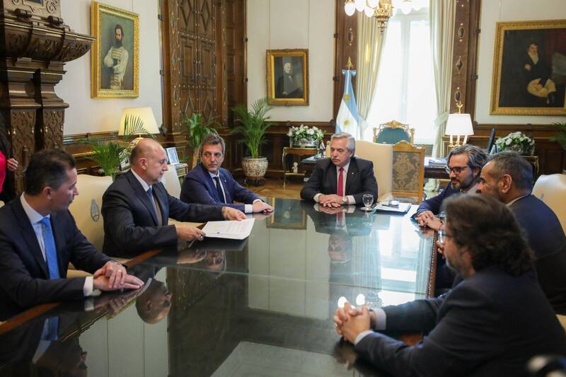Alberto Fernández, Sergio Massa, Omar Perotti, Santiago Cafiero, Manuel Calvo, el embajador de Kuwait y Marco Lavagna