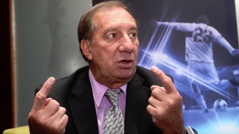 Carlos Bilardo dirigió a la Argentina en dos mundiales: fue campeón y subcampeón. En 2018, Bilardo fue diagnosticado con el síndrome de Hakim-Adams.
