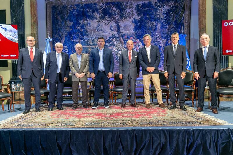 Francisco Gismondi (ADEBA); Natalio Mario Grinman (CACyS); Gustavo Weiss (CAMARCO); Nicolás Pino(SRA) y Daniel Funes de Rioja (UIA) y Cristian Jerónimo (CGT) y Jorge Pellegrini (UOCRA)