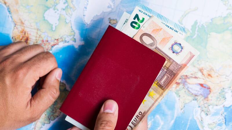 Contar con un pasaje de vuelta y demostrar disponer de recursos económicos suficientes para tu estancia son requisitos esenciales para obtener la visa. (Foto:Freepik)