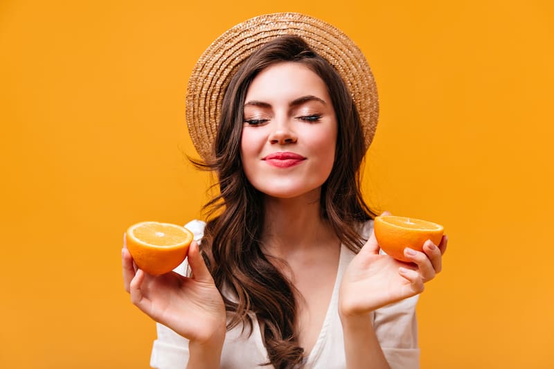 Consumir vitamina C puede ayudar a reducir los niveles de ácido úrico en el cuerpo. (Foto: Freepik)
