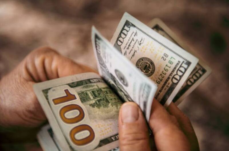 Los dólares mutilados son aquellos que han sufrido un deterioro significativo, lo que los hace completamente inhabilitados para utilizarse en transacciones. Foto: Archivo.