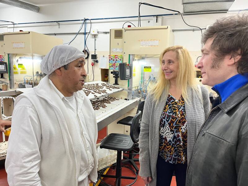 Como hace Massa, Javier y Karina Milei fueron a una fábrica, en este caso la de chocolates de los Fort