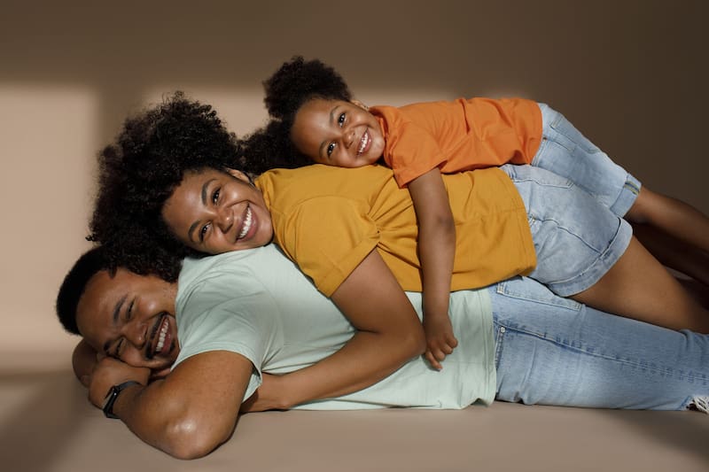 Ubuntu promueve la idea de que nuestra humanidad está profundamente conectada con la de los demás, sugiriendo que el bienestar individual depende del bienestar colectivo. (Foto: Freepik)