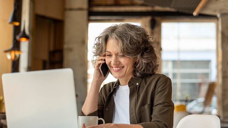 El SEPE tiene una serie de programas para contrarrestar la falta de empleo en este segmento etario.
