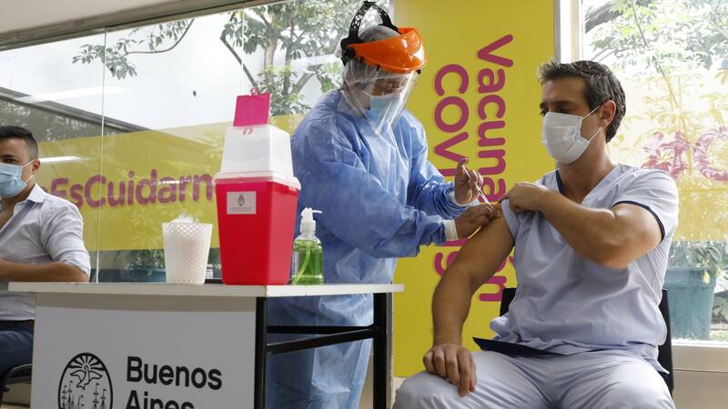 La cartera sanitaria consensuó con las 24 jurisdicciones la recomendación de incluir dentro de la estrategia de refuerzo personal de salud y personas de 60 años.