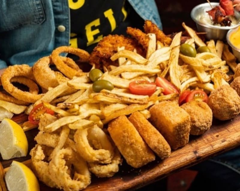 Bronx Bar abre su cocina de madrugada y ofrece platos para picar.