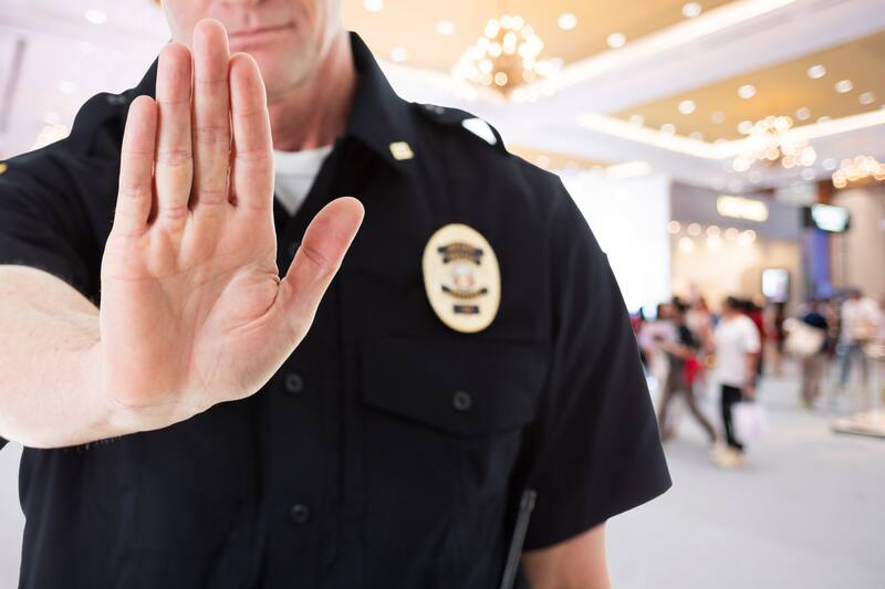 Los oficiales de Aduanas y Protección Fronteriza (CBP) pueden cancelar visas americanas de forma inmediata ante conductas consideradas amenazantes o evasivas durante la inspección en aeropuertos. Fuente: Shutterstock.