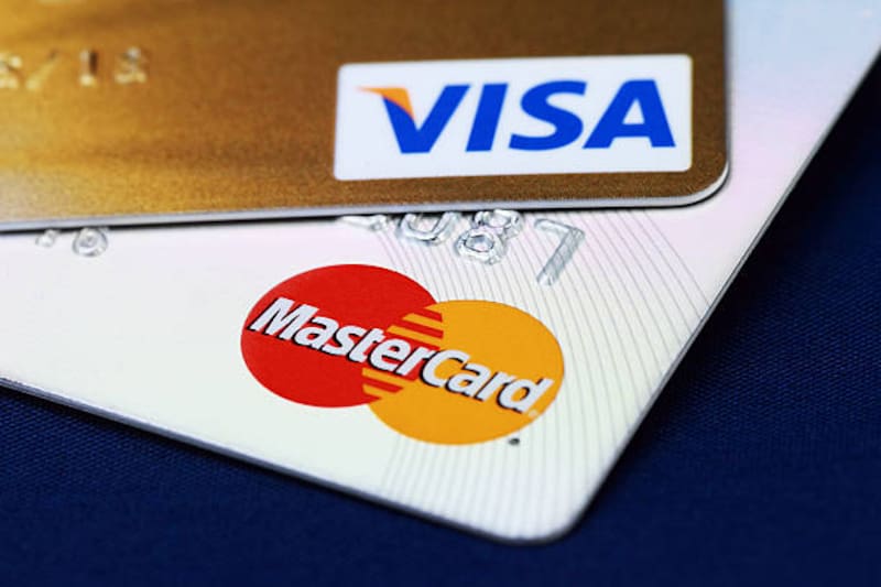 Un tribunal en Estados Unidos ordenó a Visa y Mastercard devolver un total de USD 197 millones a usuarios afectados por tarifas adicionales cobradas de forma ilegal en cajeros automáticos. Fuente: archivo.