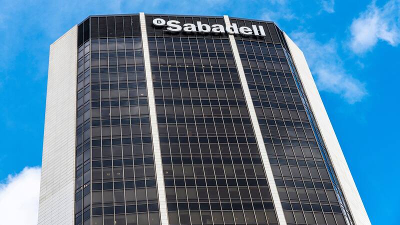 Los clientes de Banco Sabadell deben estar atentos a cumplir las condiciones para mantener abiertas sus cuentas.