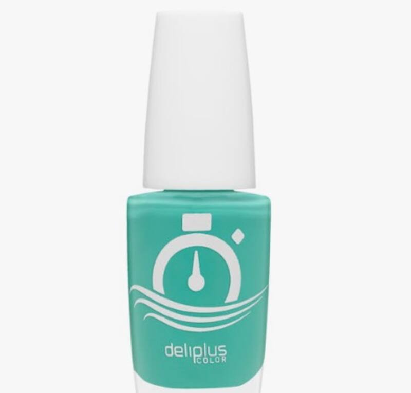 El esmalte verde turquesa crea la ilusión óptica de uñas más largas. (Foto: mercadona.es)