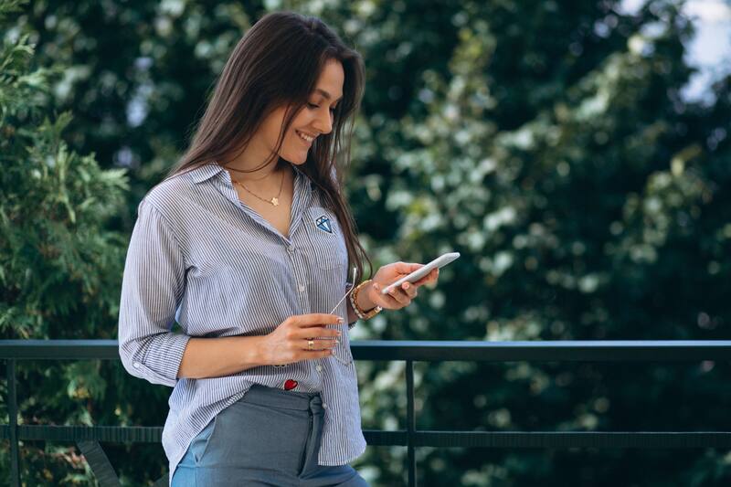 El uso de dispositivos móviles ha cambiado la dinámica de las relaciones amorosas. Foto: Freepik