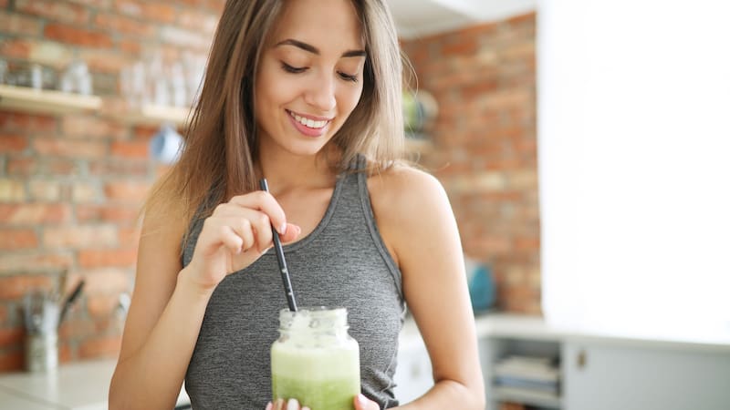 Un batido con proteína puede contribuir a reducir el abdomen al complementar una dieta equilibrada.