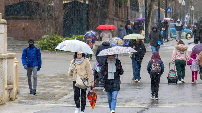 Una intensa tormenta con lluvias fuertes y una ola de frío extremo afectará a varias provincias del país.