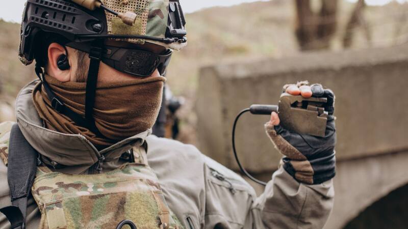 La nueva ley en Florida apunta contra quienes usen falsos méritos militares para obtener beneficios. (Foto: Freepik)