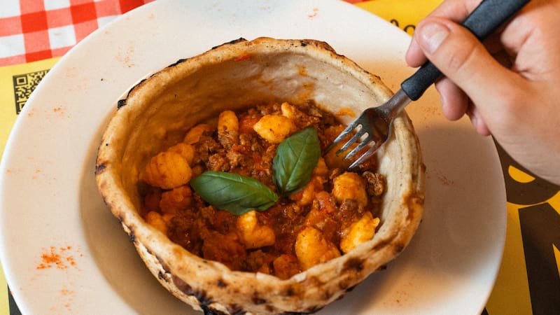 Los destacados de este restaurante italiano están en la pizza napolitana y las pastas.