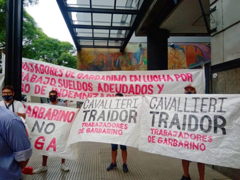 Ex trabajadores de Garbarino se movilizaron en reclamo de pagos adeudados.