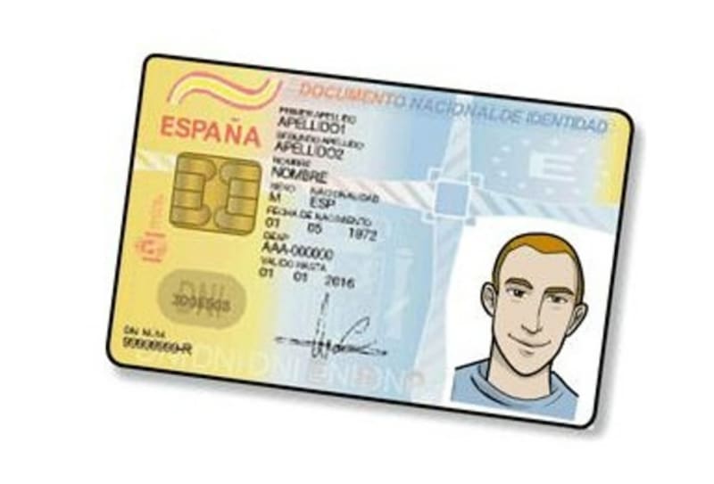 El DNIe es una tarjeta con un chip que contiene toda la información de la persona para acreditar su identidad.