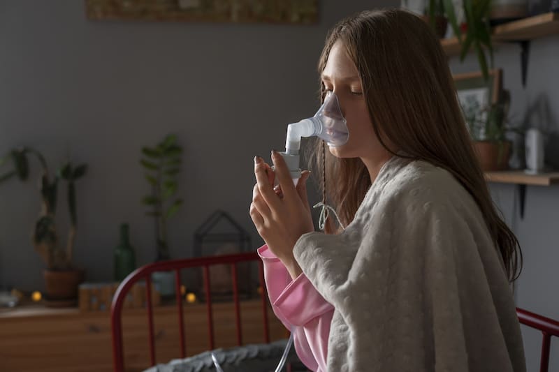 Si no se cuenta con vaporizador se puede llenar el baño con vapor de la ducha y quedarse en él. (Fuente:Freepik)