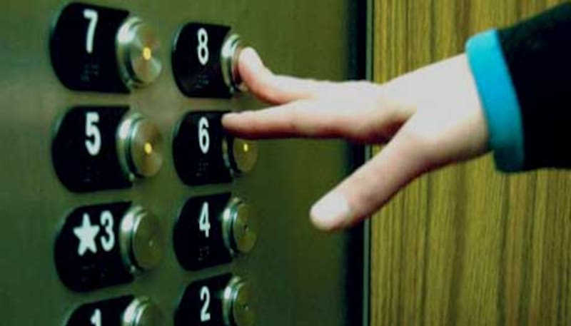 El ascensor es un mini espacio social que incomoda a muchas personas, según la psicología. Foto: Archivo Cronista Mexico.