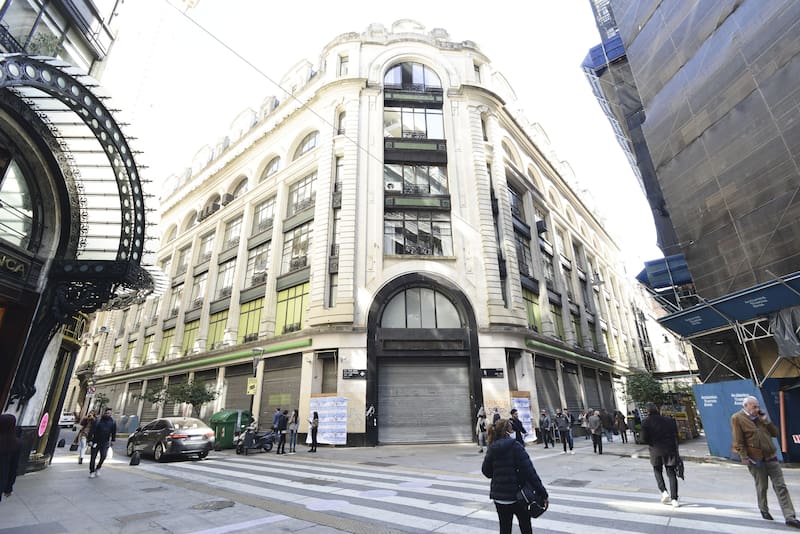 La histórica esquina de Perón y Florida donde durante años funcionó Falabella