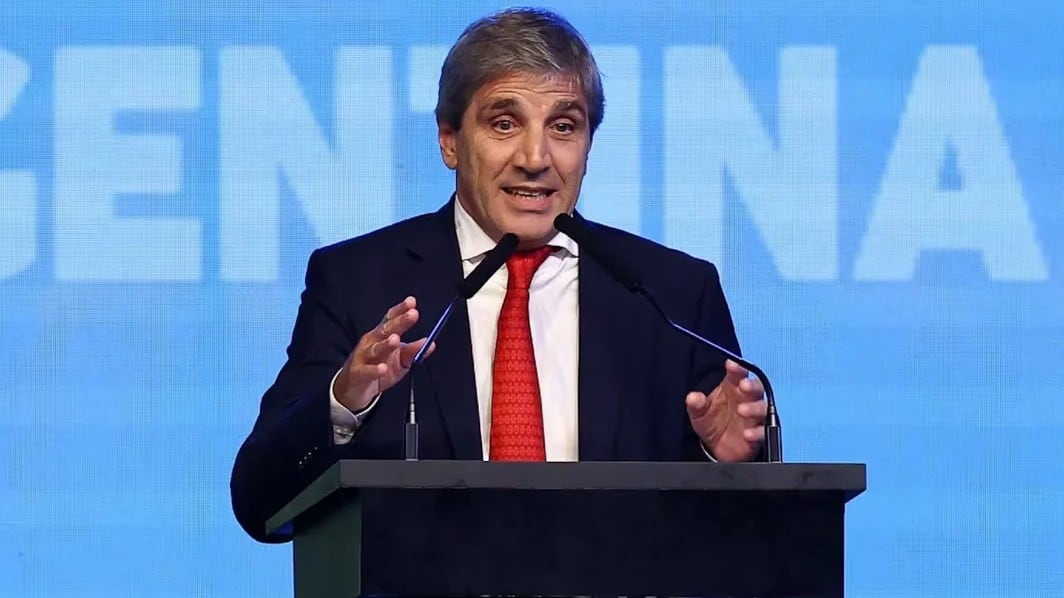 Qué dice el informe sobre cargas patronales que citó Caputo para criticar a los empresarios