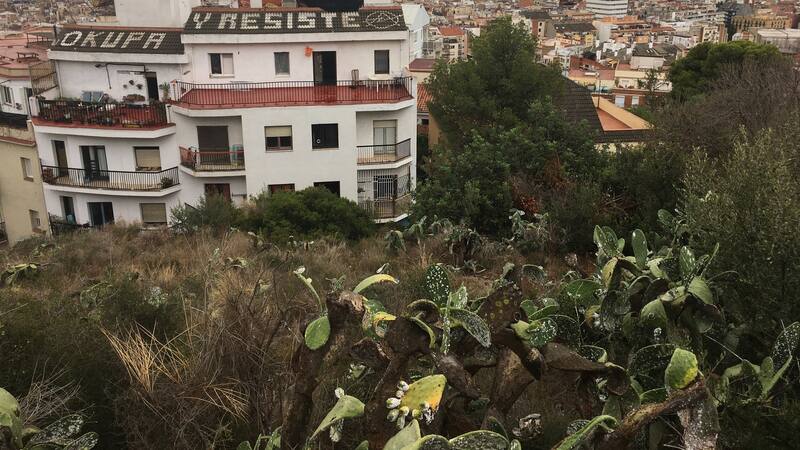 Una polémica estrategia inmobiliaria que involucra propiedades okupadas está cobrando fuerza.