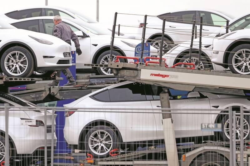 La principal preocupación de los inversores en Tesla pasó de cómo haría la compañía para producir suficientes autos que cubran la demanda, a dónde encontrará bastantes clientes que justifiquen el brusco aumento en la producción.