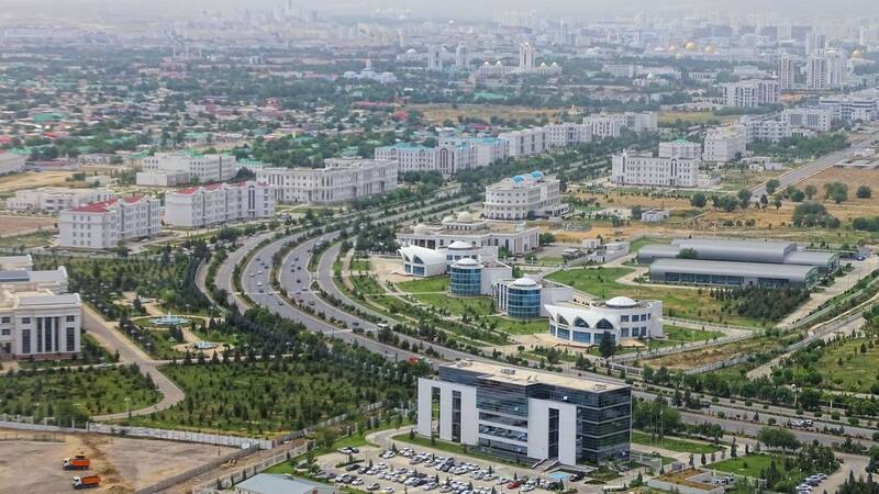 Bitaraplyk shayoly, "Camino de la Neutralidad", es la principal conexión entre el centro de Ashgabat (visto al fondo) y el nuevo complejo del aeropuerto internacional, bordeado la mayor parte del camino por edificios de mármol blanco.