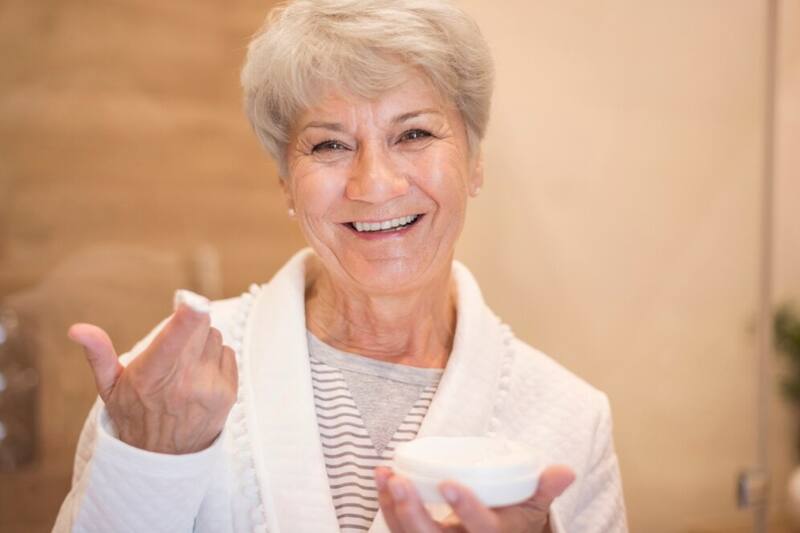 El descanso insuficiente puede favorecer la aparición de ojeras y otros signos visibles de fatiga en la piel. (Fuente: Freepik)