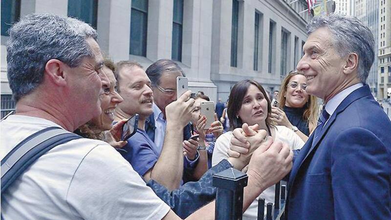 Mauricio Macri disertó en la Bolsa de Valores y a la salida saludó a argentinos que viven en Nueva York